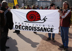 Banderole dcroissance - Lyon, 2007 - Wikimedia/Yann - GNUFDL