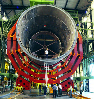 Assemblage du CMS au LHC (2005) - Domaine public - CERN