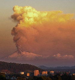 Eruption du volcan Llaima, Temuco, Chili - CC-BY-SA Aureur Flickr/Urbatem2